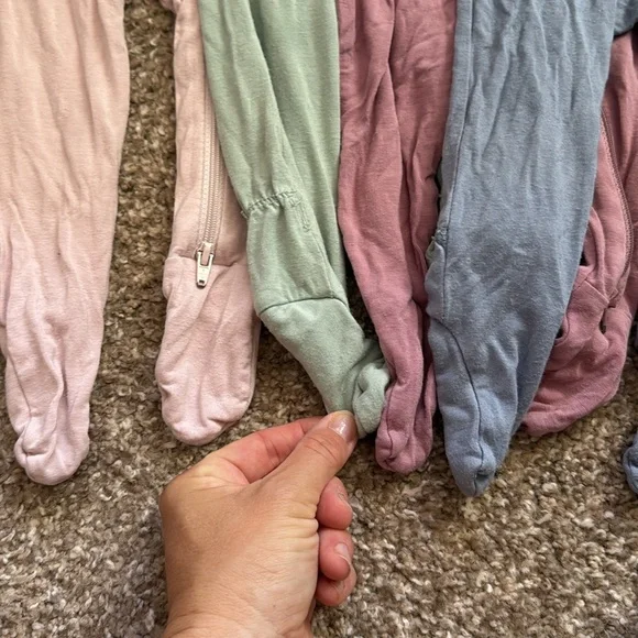 Kyte baby 0-3 month onesies with footsies. 4 total. Great for pajamas. - Picture 3 of 3